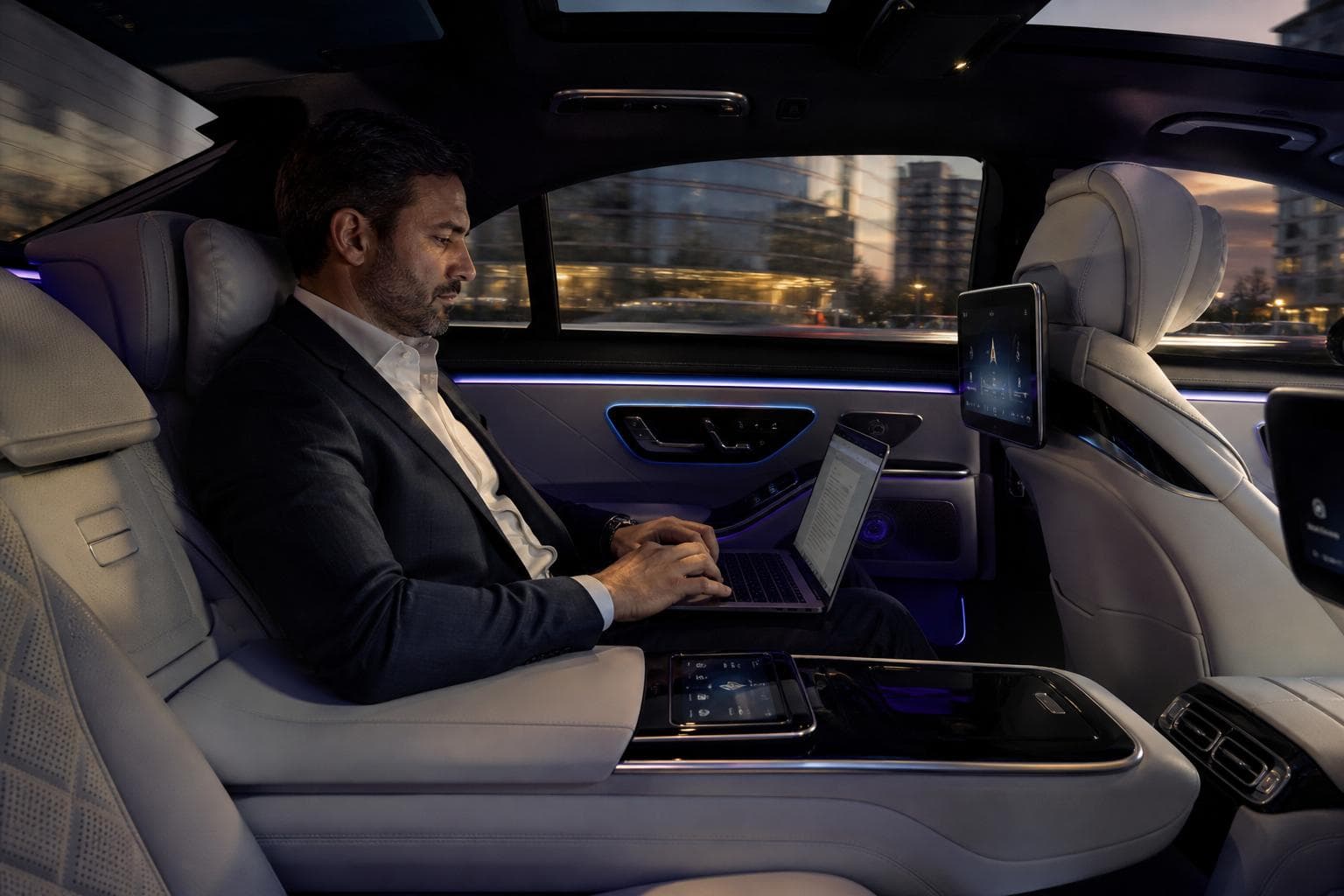 Professioneller Chauffeur mit Mercedes-Benz in Wien